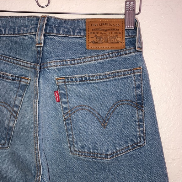 Levi’s jeans. Light wash. Color bright side. Tapered leg style - Picture 7 of 11